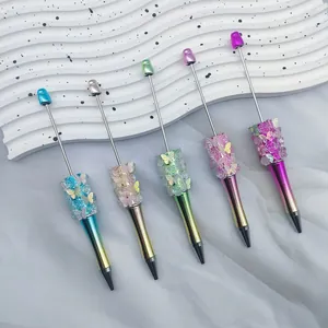 Detailopname van creatieve kralenpennen met rozen en vlinders en gegalvaniseerd lichaam