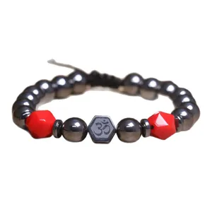 Handgemaakte 8mm hematiet kralenarmband met rode stenen en Om-symbool