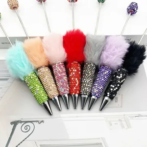 Detailansicht bunter Strass-Kugelschreiber mit flauschigen Kunstfell-Pompons