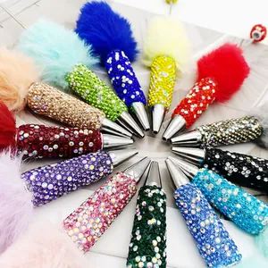 Detaillierte Ansicht der farbenfrohen Strass-Kugelschreiber mit flauschigen Pompons