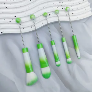 Set di 5 pennelli da trucco con manico in metallo perlato sfumato verde e bianco