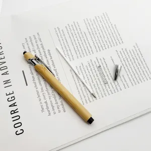 Bolígrafo táctil de bambú ecológico con detalles metálicos sobre fondo de texto