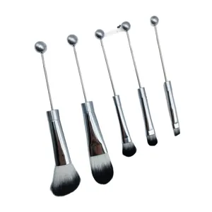 Set di 5 pennelli da trucco DIY con manico in metallo argentato e perle decorative.