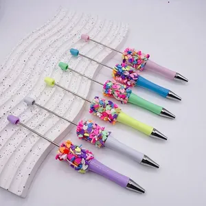 Vista detallada de bolígrafos de colores con lindas decoraciones de caramelos de corazón
