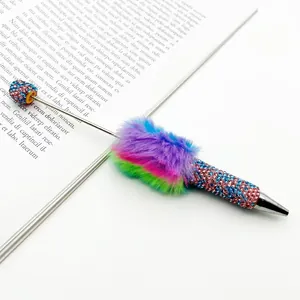 Luxuriöser Strass-Kugelschreiber mit buntem Kunstpelz und funkelnden Kristall-Details
