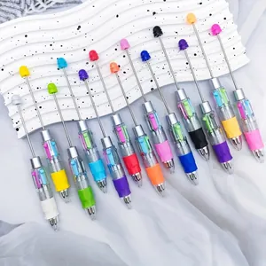 Bolígrafos de cuentas de 4 colores con varillas de metal DIY en un plato ondulado blanco