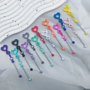 Gros plan de breloques en silicone en forme de cœur souriant pour pailles DIY