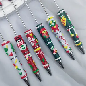 Penne a sfera creative a tema natalizio con decorazioni a rilievo fatte a mano in colla.