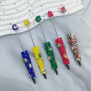 Set de bolígrafos de cuentas navideñas con dijes de Papá Noel y muñeco de nieve en detalle