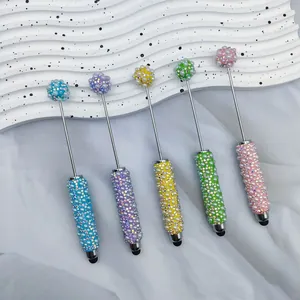Detailansicht von fünf farbenfrohen DIY-Kristall-Strass- und Perlen-Touchscreen-Eingabestiften
