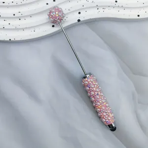 Detailansicht eines Eingabestifts mit rosa Perlen und Strasssteinen für Touchscreens.