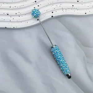 Detailaufnahme eines hellblauen Strass-Stylus-Stifts mit eleganten Perlenakzenten.