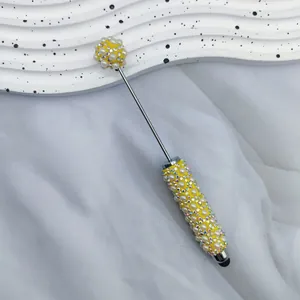 DIY Touchscreen Eingabestift mit eleganten gelben Perlen und Strasssteinen verziert.