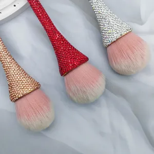 Drei luxuriöse, mit Strass besetzte Make-up-Pinsel mit weichen rosa Farbverlauf-Borsten.