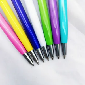 Set bunter Aluminium-Kugelschreiber mit silbernen Metallspitzen auf weißem Hintergrund