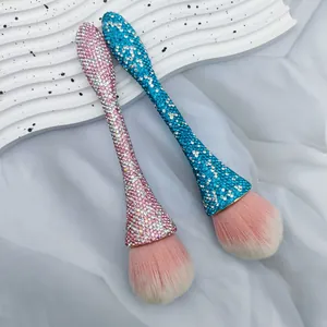 Luxuriöser Make-up-Pinsel mit vollem Strassbesatz und weichen Borsten für Foundation