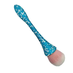 Luxuriöser Make-up-Pinsel mit blauem Strasssteinbesatz und rosa Borsten