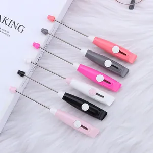 Detailansicht der einziehbaren Perlen-Cuttermesser in Morandi-Farben auf weißem Grund