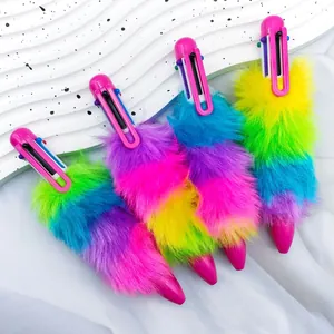 Detalle de los bolígrafos de varios colores con diseño de cola de peluche arcoíris