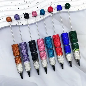 Collezione di penne a sfera con perline di strass sfumate in vari colori vivaci