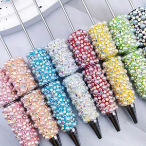 Nahaufnahme luxuriöser Perlen- und Strass-Kugelschreiber in verschiedenen Farben.