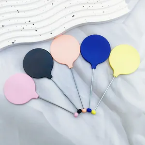 Espejos de mano DIY portátiles en cinco colores vibrantes dispuestos en abanico.