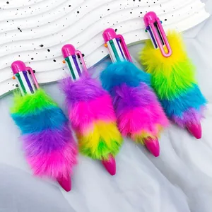 Primer plano de las fundas de peluche arcoíris en los bolígrafos multicolores retráctiles