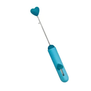 Tragbares DIY Perlenmesser in Herzform mit blauem Griff auf weißem Hintergrund