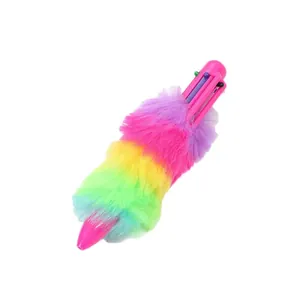 Primer plano de la funda de felpa arcoíris en bolígrafo retráctil de seis colores