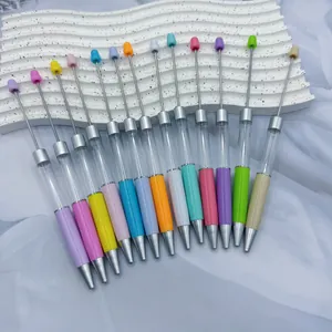 Juego de bolígrafos DIY de colores con tubo vacío sobre bandeja decorativa blanca