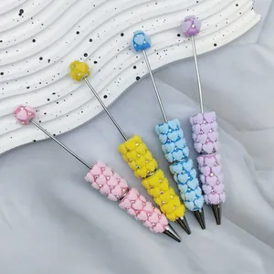 Elegante DIY-Kugelschreiber mit Herzperlen und Strasssteinen in Pastellfarben als Geschenk