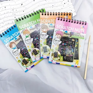 Quattro quaderni a spirale colorati per bambini con uno stilo da disegno in legno