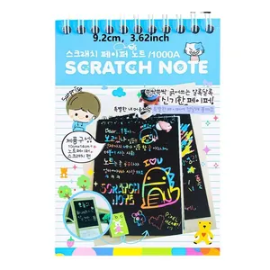 Taccuino colorato per grattare per bambini con un design di graffiti fai-da-te carino.