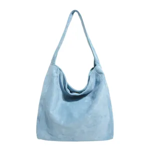 Vue détaillée d'un sac cabas vintage en daim bleu clair pour les déplacements.