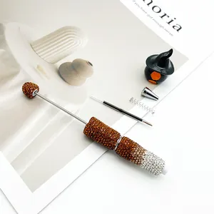 Vue détaillée d'un stylo à perles en cristal avec ses composants démontés.