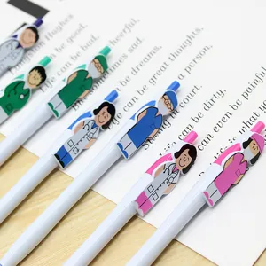 Set aus niedlichen Cartoon-Doktor- und Krankenschwester-Clips auf Kugelschreibern.
