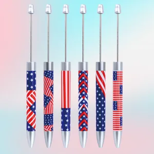Vista detallada de seis patrones de la bandera americana en bolígrafos de cuentas de metal DIY