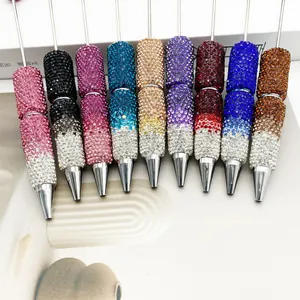 Vue détaillée de stylos à bille de luxe à strass dégradés en plusieurs couleurs vives