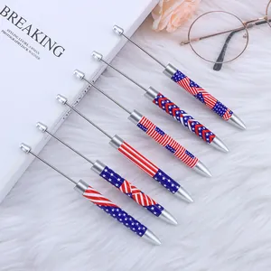 Detalle de bolígrafos con estampado de bandera americana y varillas metálicas sobre piel