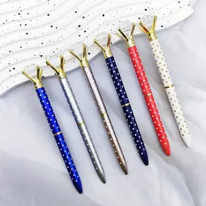 Nahaufnahme von sechs farbenfrohen Polka-Dot-Kugelschreibern mit großen Kristalldiamanten