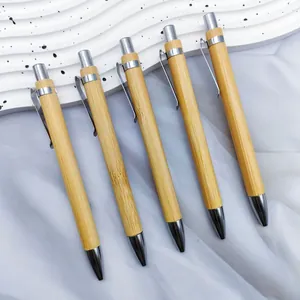Set von fünf umweltfreundlichen Bambus-Kugelschreibern mit silbernen Metall-Clips
