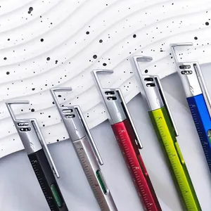 Detaillierte Makroansicht von 6-in-1-Multifunktionsstiften mit Lineal und Waage