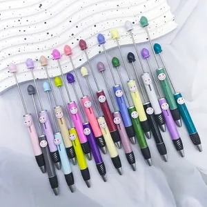 Detalle de bolígrafos de cuentas DIY de colores con caras sonrientes