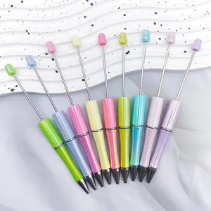 Detalle de bolígrafos de colores con acabado UV brillante para añadir cuentas