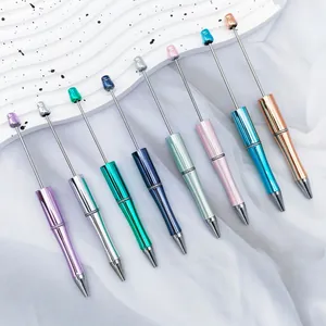 Bolígrafos de cuentas galvanizados de colores con acabado metálico brillante.