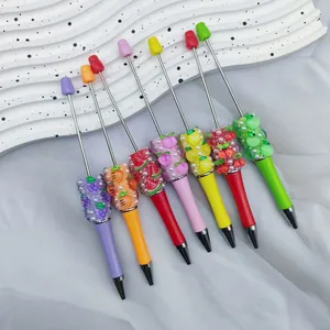 Detailweergave van kleurrijke DIY fruit pennen met opvallende strass versieringen