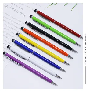 Primo piano di penne a sfera touch in metallo sottile disponibili in otto colori vivaci.