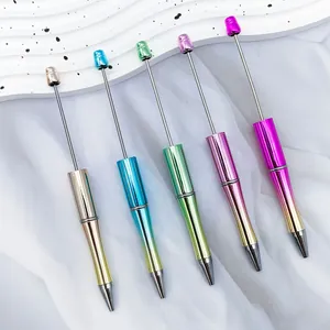 Primer plano de bolígrafos recargables con cuentas y acabado galvanizado en colores degradados