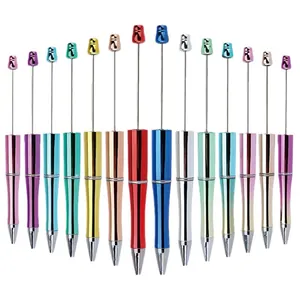 Juego premium de bolígrafos de cuentas DIY galvanizados de colores sobre fondo blanco