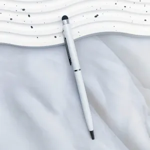 Elegante penna a sfera bianca in metallo con pennino per l'uso su sfondo bianco